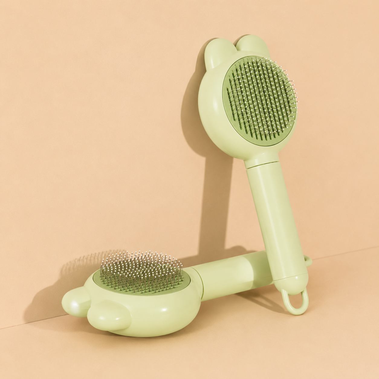 Miauva Cleaning Brush in sage green with fine stainless pins